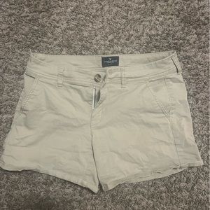 🤑 American eagle khaki shorts